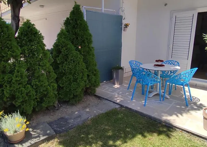 Garden With Private Parking Split