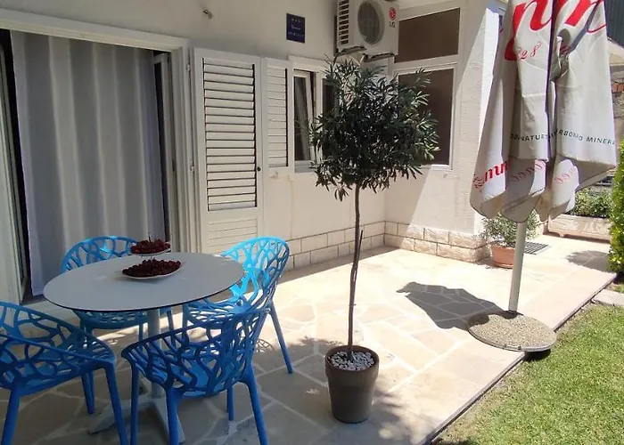 Garden With Private Parking Lägenhet *