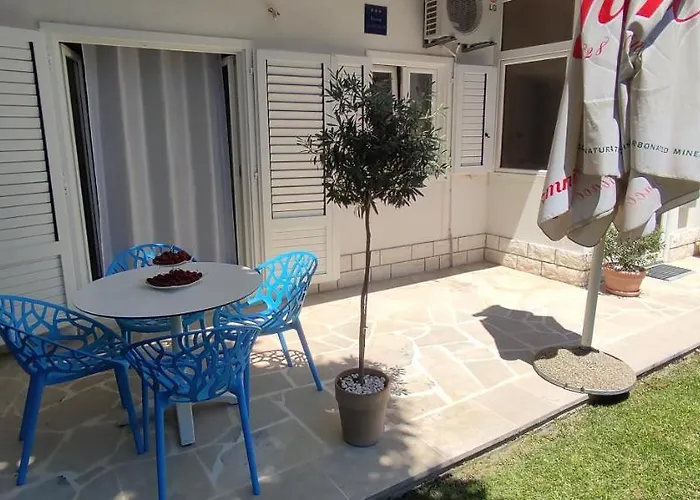 Garden With Private Parking Lägenhet