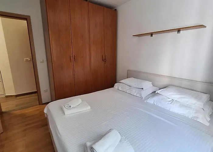 Lägenhet Garden With Private Parking *