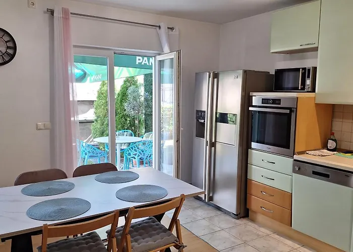 Garden With Private Parking Split