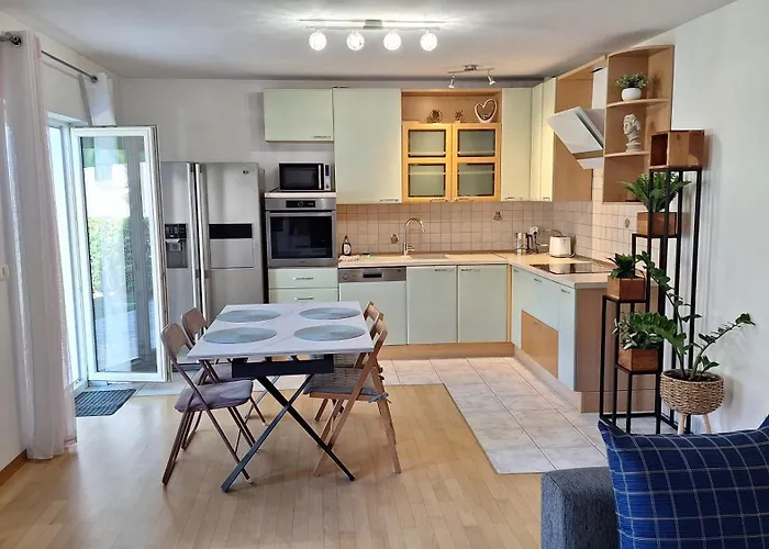 Garden With Private Parking Lägenhet