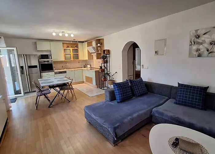 Lägenhet Garden With Private Parking