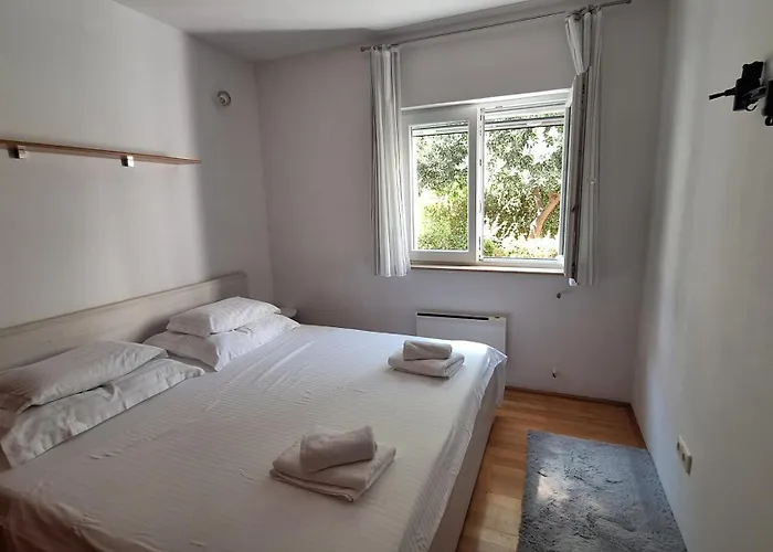 Garden With Private Parking