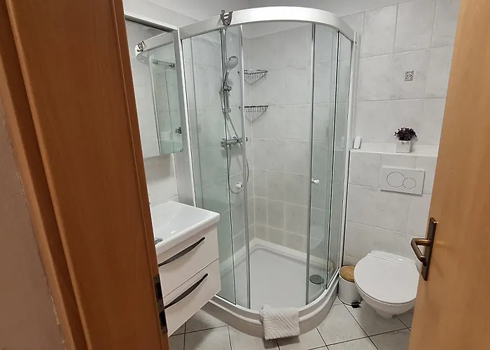 Lägenhet Garden With Private Parking