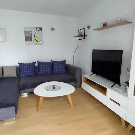 Garden With Private Parking Apartment *