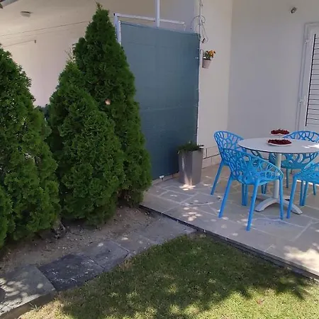 Garden With Private Parking Split