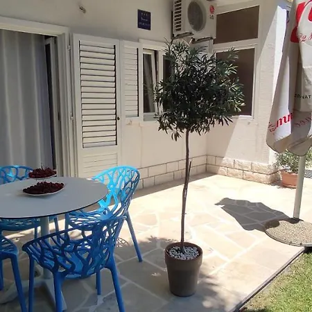 Garden With Private Parking Apartment *