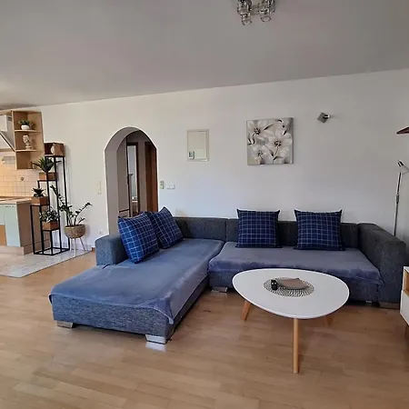 Garden With Private Parking Apartment Split