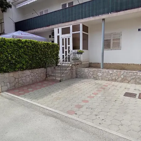 Garden With Private Parking * سبليت