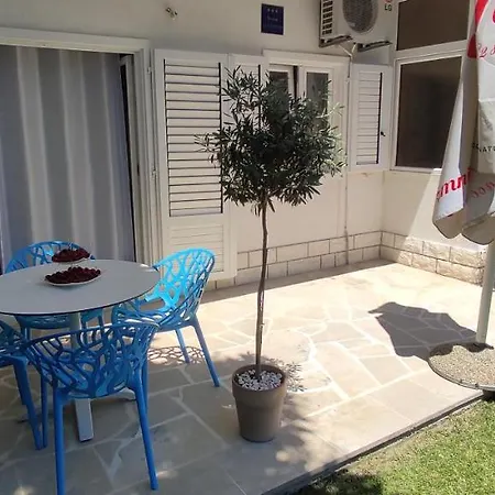 Garden With Private Parking شقة