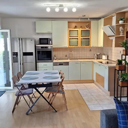 Garden With Private Parking شقة