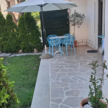 Garden With Private Parking Apartament *