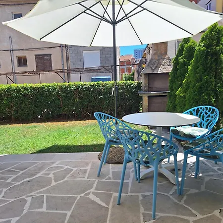 Garden With Private Parking شقة *