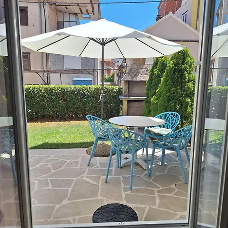 Garden With Private Parking شقة سبليت