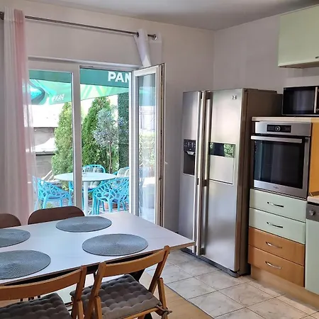 Garden With Private Parking 스플리트